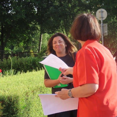 Akcja rozdawania ulotek w sprawie praw pracowniczych